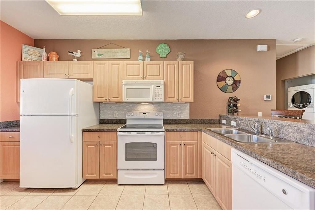 For Sale: $234,900 (2 beds, 2 baths, 1141 Square Feet)