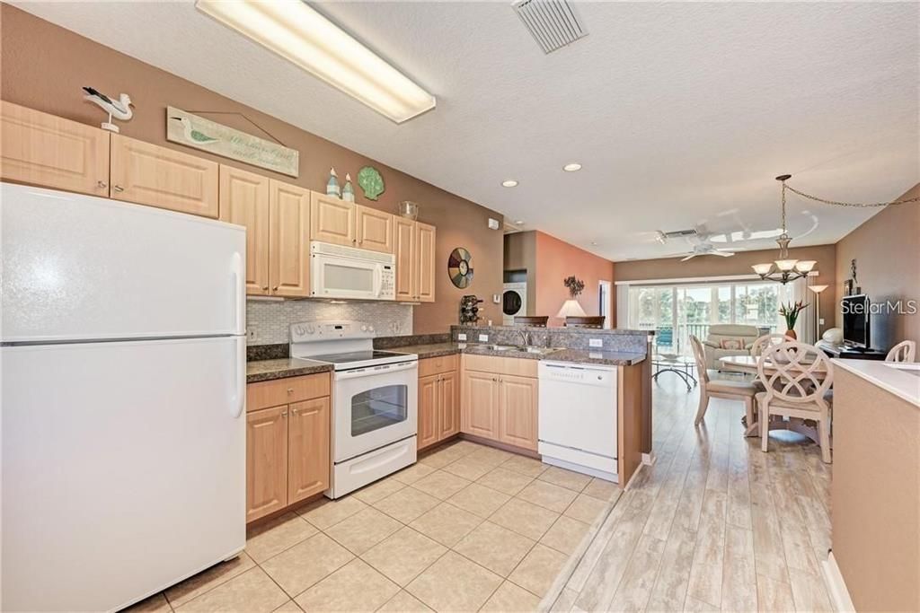 For Sale: $234,900 (2 beds, 2 baths, 1141 Square Feet)