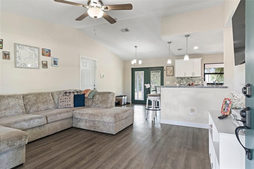 For Sale: $249,990 (3 beds, 2 baths, 1075 Square Feet)