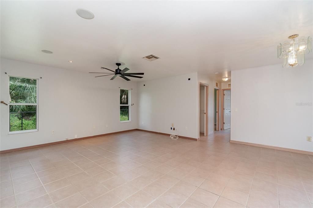 Active With Contract: $340,000 (3 beds, 2 baths, 1948 Square Feet)