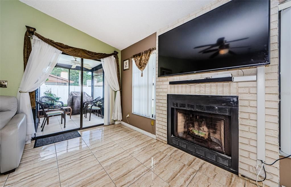 Active With Contract: $299,900 (2 beds, 2 baths, 1143 Square Feet)