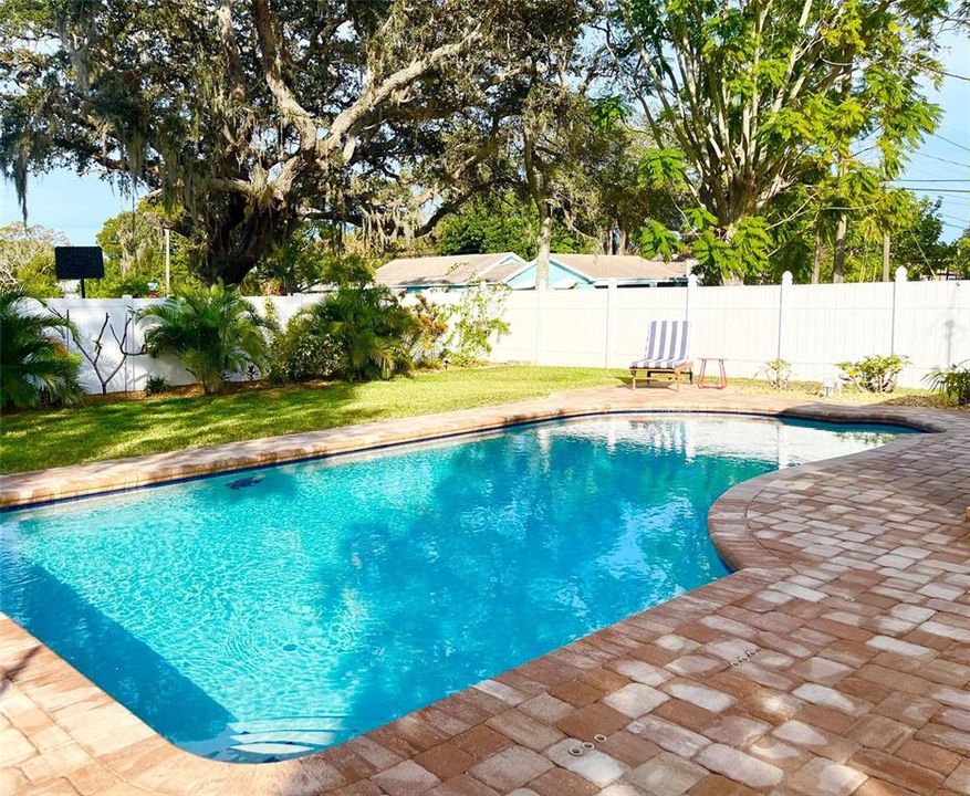 Salt Pool with brick pavers. Outside shower. Pool service included in rent. Jacuzzi Tub.