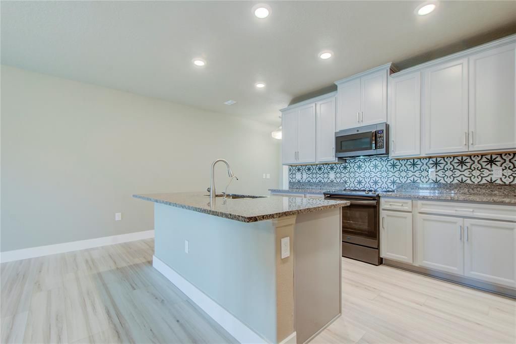 For Sale: $359,000 (2 beds, 2 baths, 1747 Square Feet)