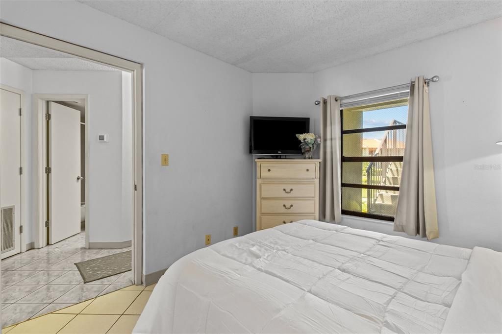 For Sale: $529,000 (2 beds, 2 baths, 830 Square Feet)