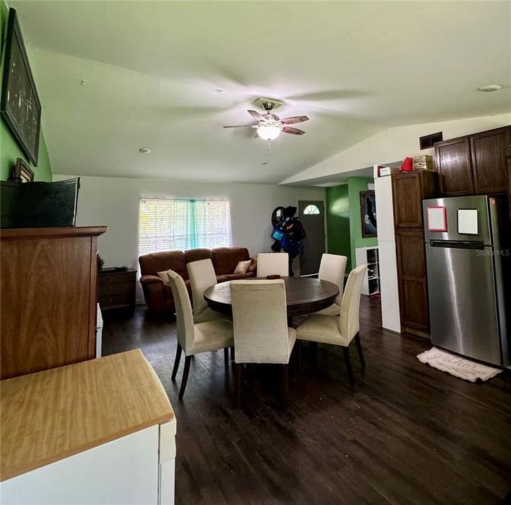 For Sale: $170,000 (2 beds, 1 baths, 875 Square Feet)