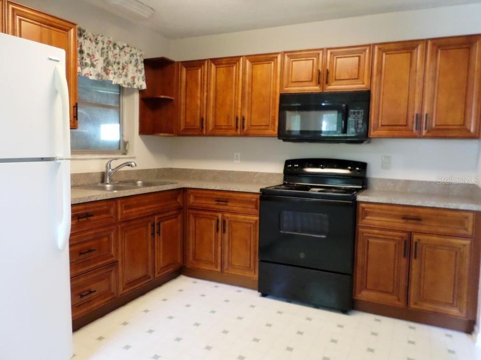 For Sale: $164,500 (2 beds, 1 baths, 888 Square Feet)