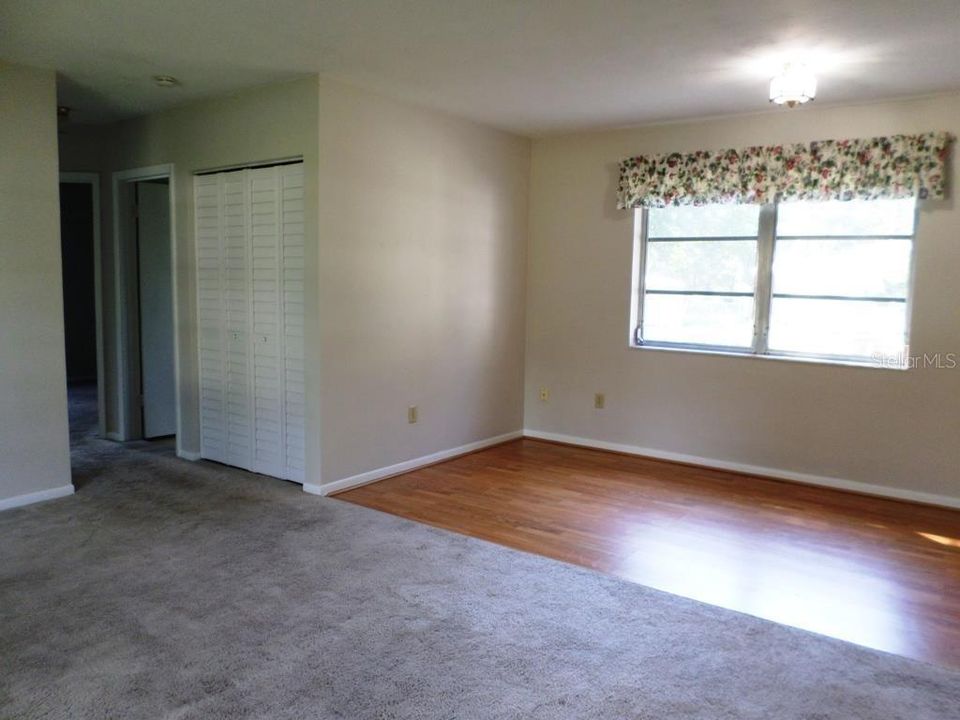 For Sale: $164,500 (2 beds, 1 baths, 888 Square Feet)