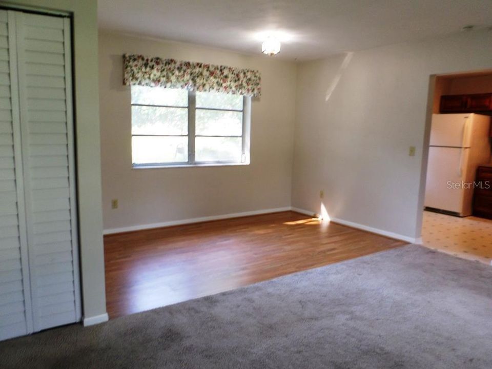 For Sale: $164,500 (2 beds, 1 baths, 888 Square Feet)