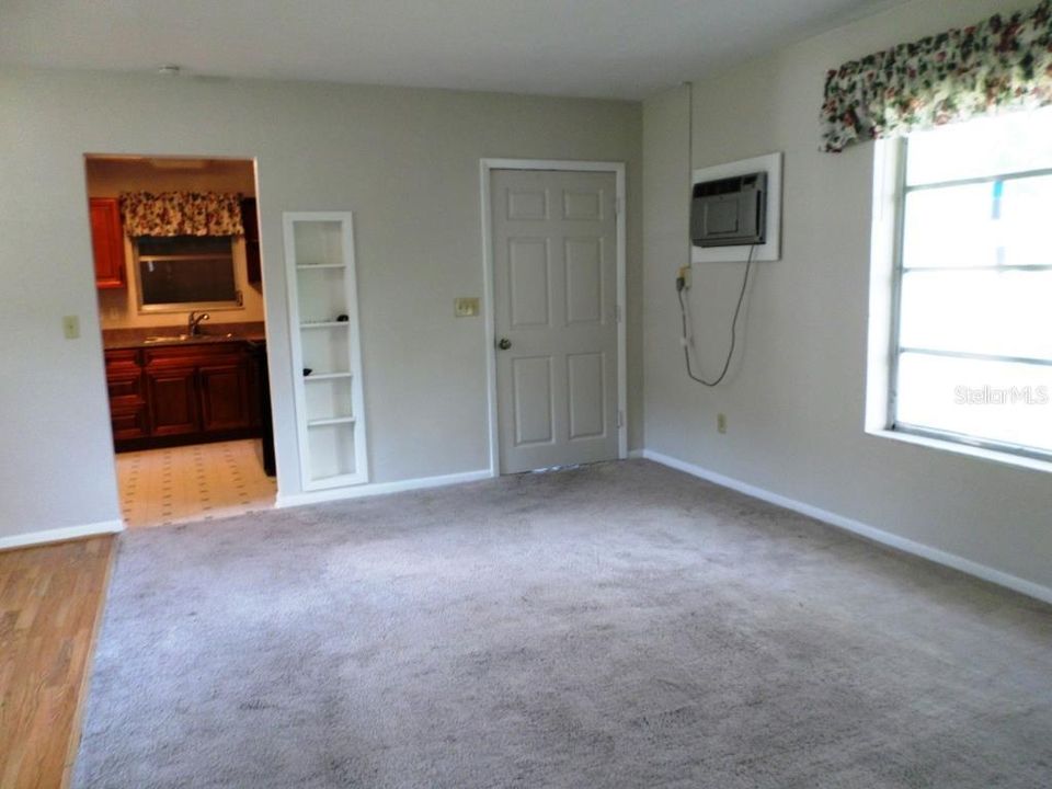 For Sale: $164,500 (2 beds, 1 baths, 888 Square Feet)