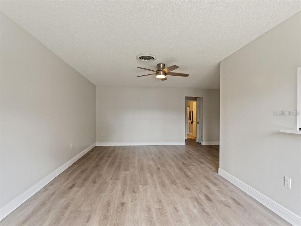 For Sale: $193,000 (2 beds, 1 baths, 825 Square Feet)