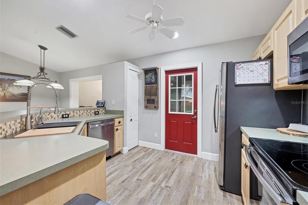 Active With Contract: $469,000 (3 beds, 2 baths, 1516 Square Feet)