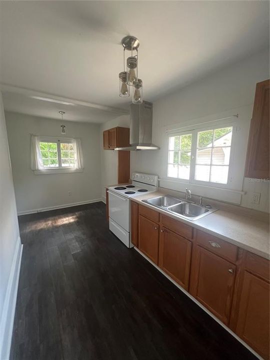 For Rent: $1,375 (2 beds, 1 baths, 576 Square Feet)