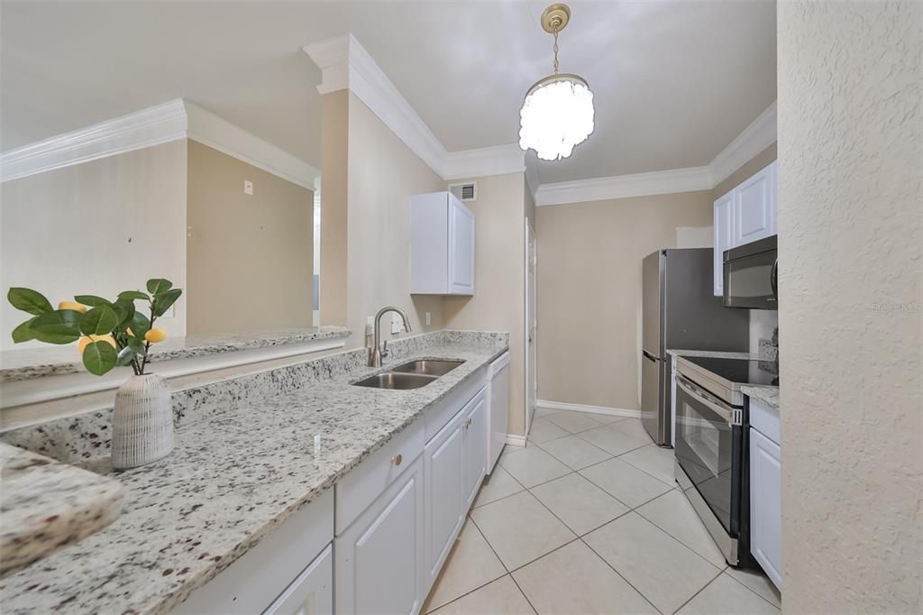 Active With Contract: $1,690 (1 beds, 1 baths, 929 Square Feet)