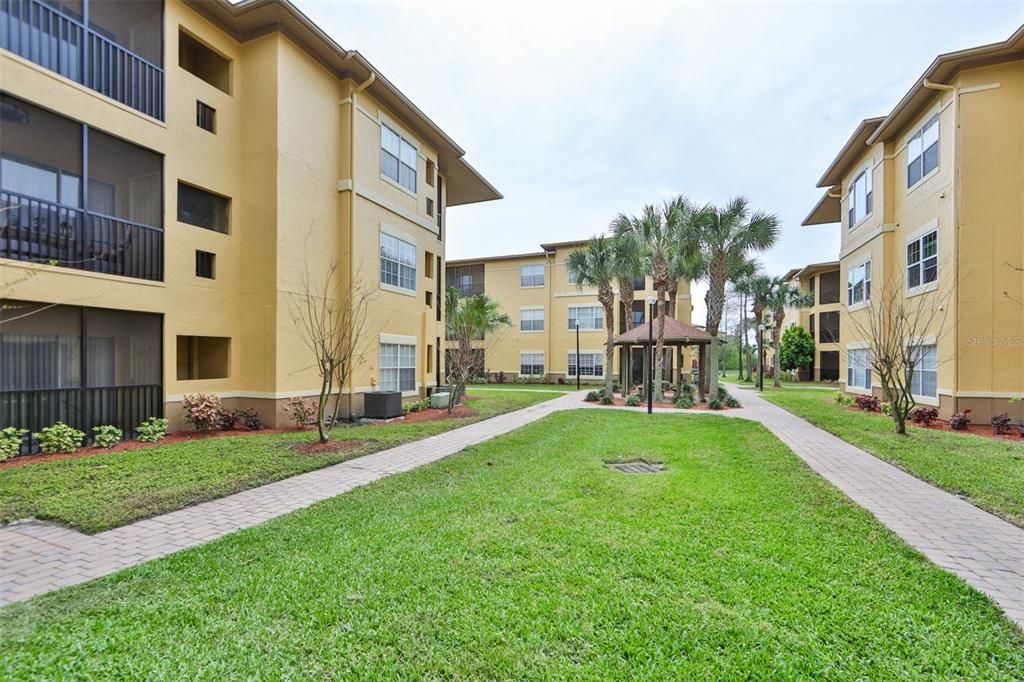 Active With Contract: $1,690 (1 beds, 1 baths, 929 Square Feet)