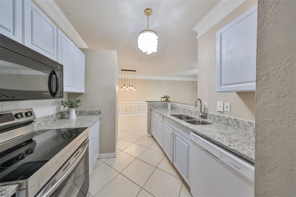 Active With Contract: $1,690 (1 beds, 1 baths, 929 Square Feet)