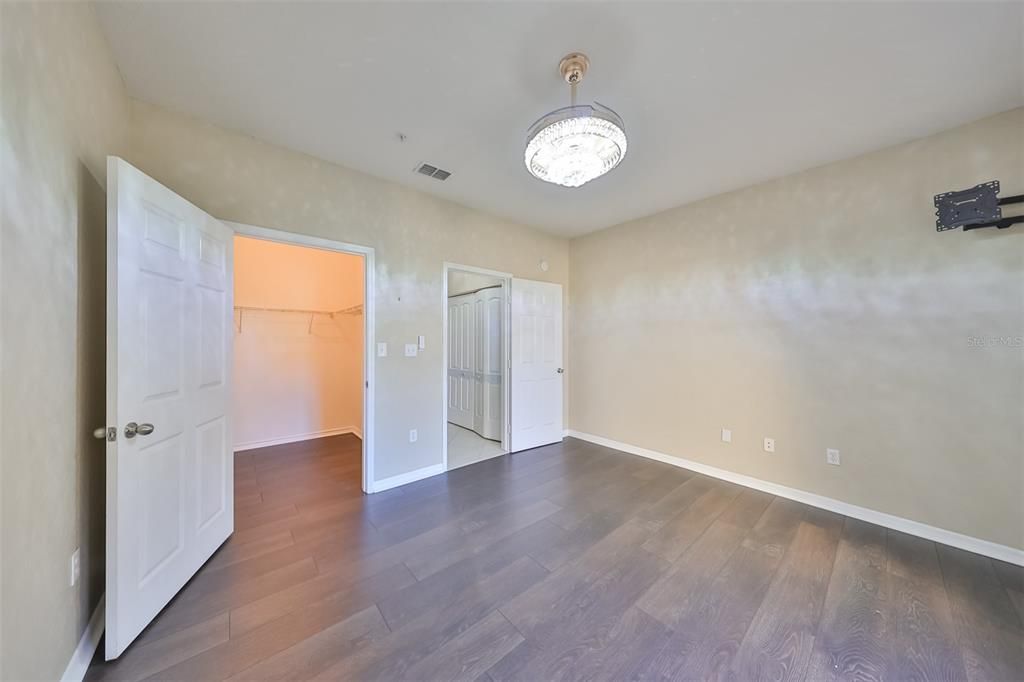 Active With Contract: $1,690 (1 beds, 1 baths, 929 Square Feet)