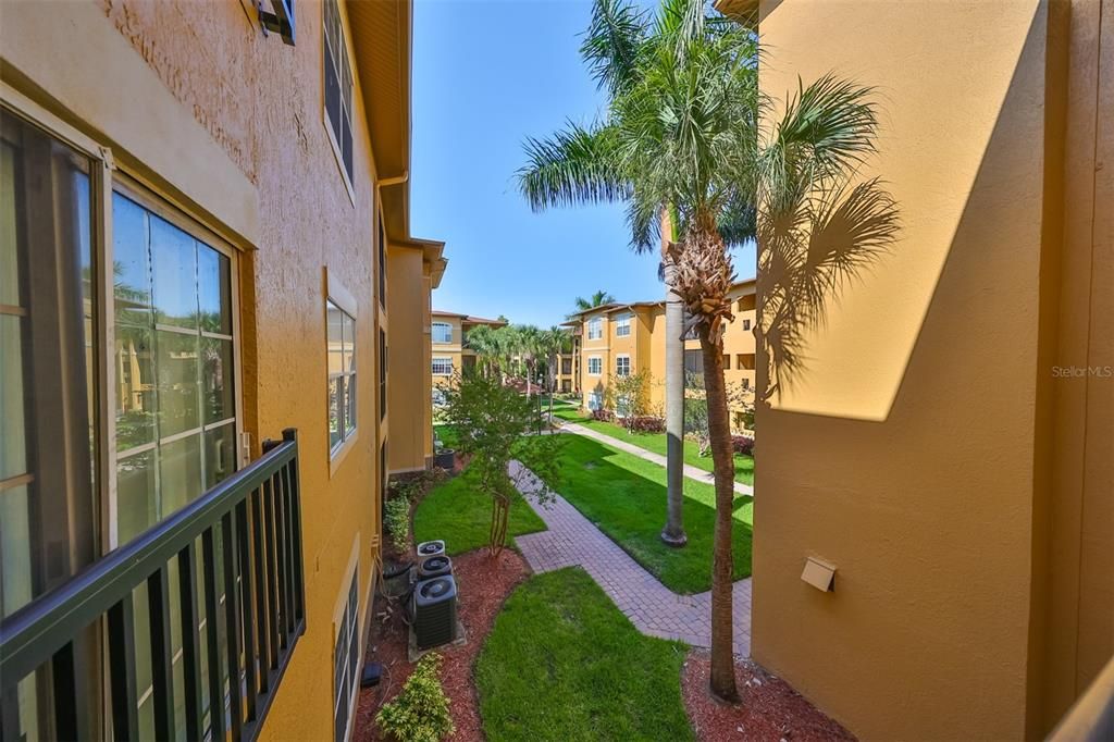 Active With Contract: $1,690 (1 beds, 1 baths, 929 Square Feet)