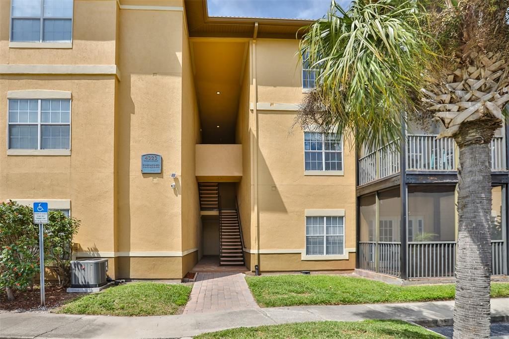 Active With Contract: $1,690 (1 beds, 1 baths, 929 Square Feet)