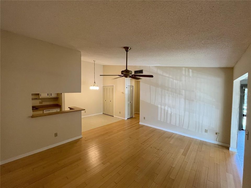 For Rent: $1,275 (1 beds, 1 baths, 631 Square Feet)