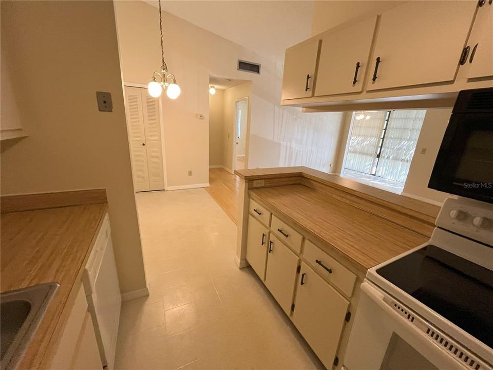 Active With Contract: $1,275 (1 beds, 1 baths, 631 Square Feet)