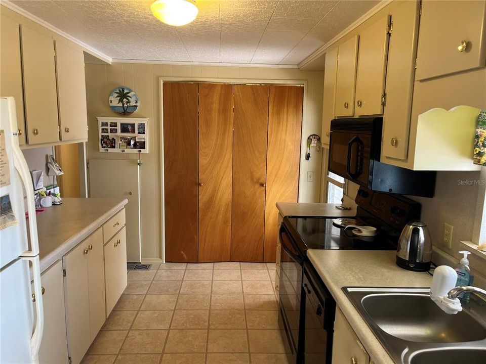 For Sale: $160,000 (2 beds, 2 baths, 959 Square Feet)