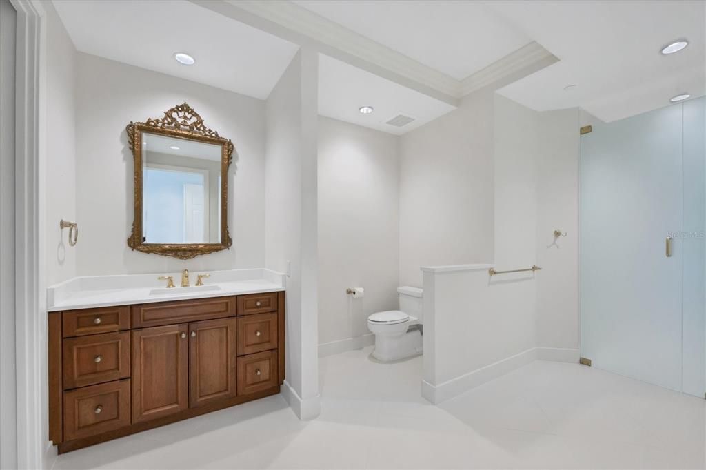 Owner's suite bathroom