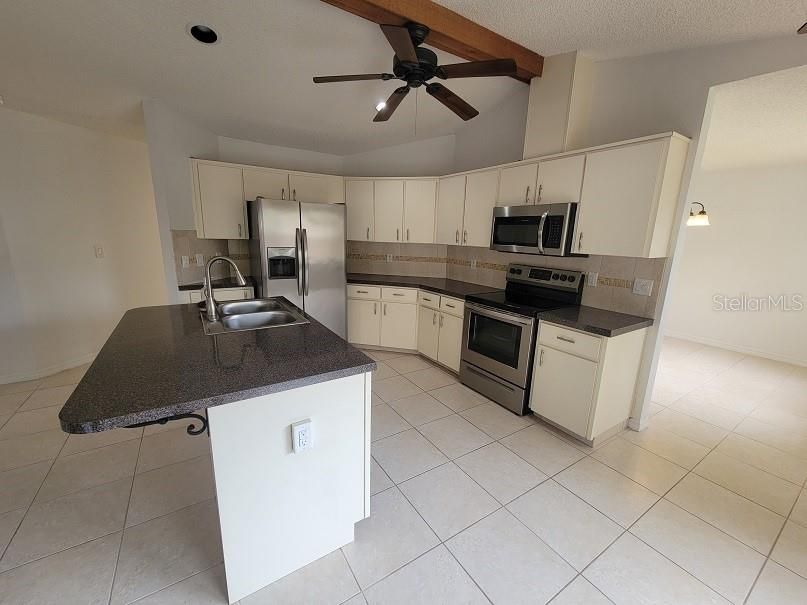 For Rent: $2,250 (2 beds, 2 baths, 1657 Square Feet)