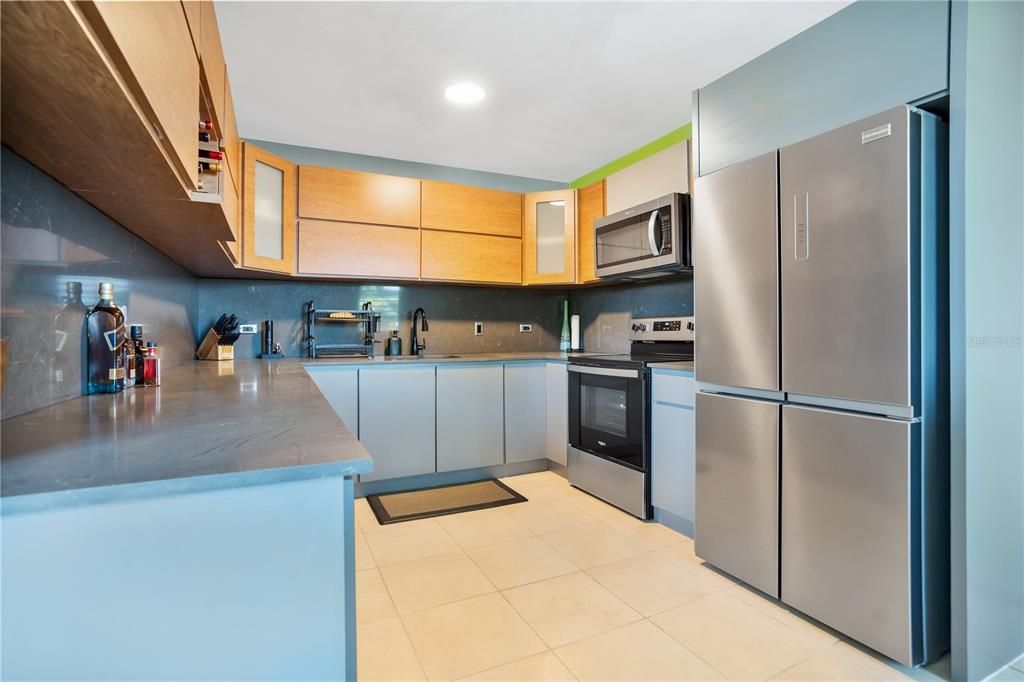 For Sale: $299,000 (2 beds, 1 baths, 853 Square Feet)