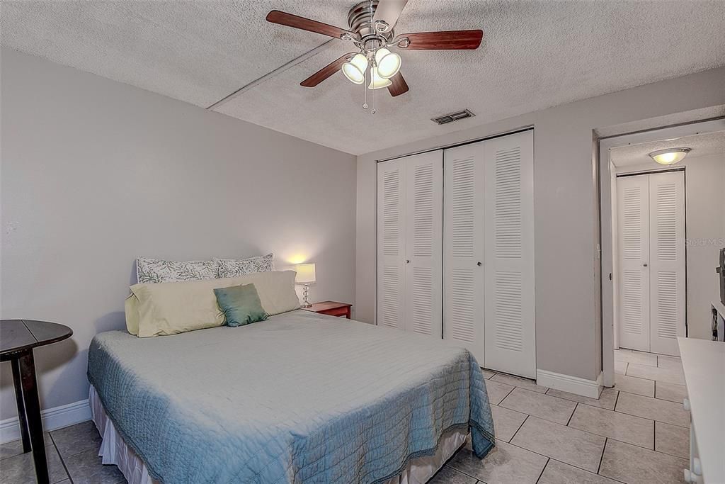 Active With Contract: $129,900 (2 beds, 1 baths, 817 Square Feet)