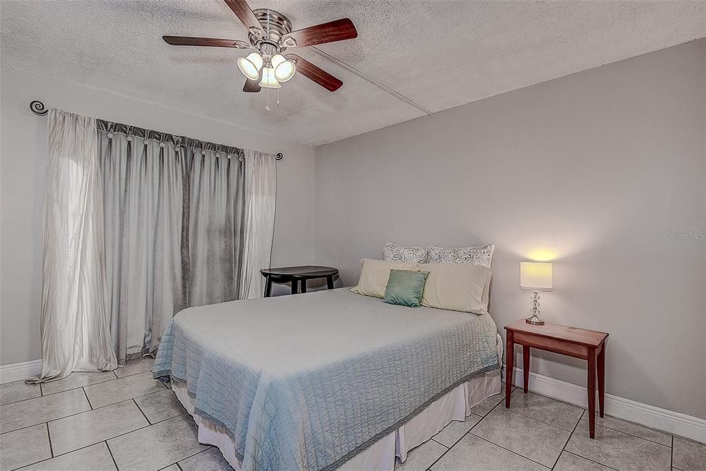 Active With Contract: $129,900 (2 beds, 1 baths, 817 Square Feet)