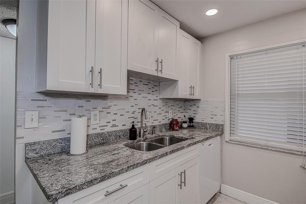 Active With Contract: $129,900 (2 beds, 1 baths, 817 Square Feet)