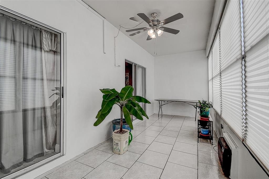Active With Contract: $129,900 (2 beds, 1 baths, 817 Square Feet)