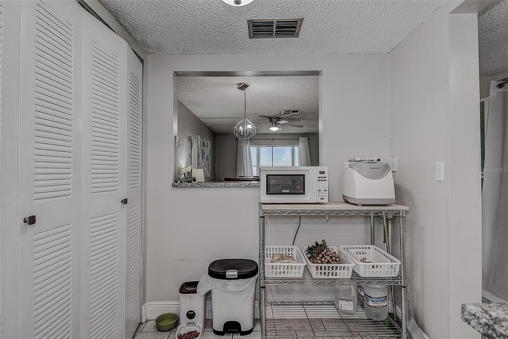 Active With Contract: $129,900 (2 beds, 1 baths, 817 Square Feet)