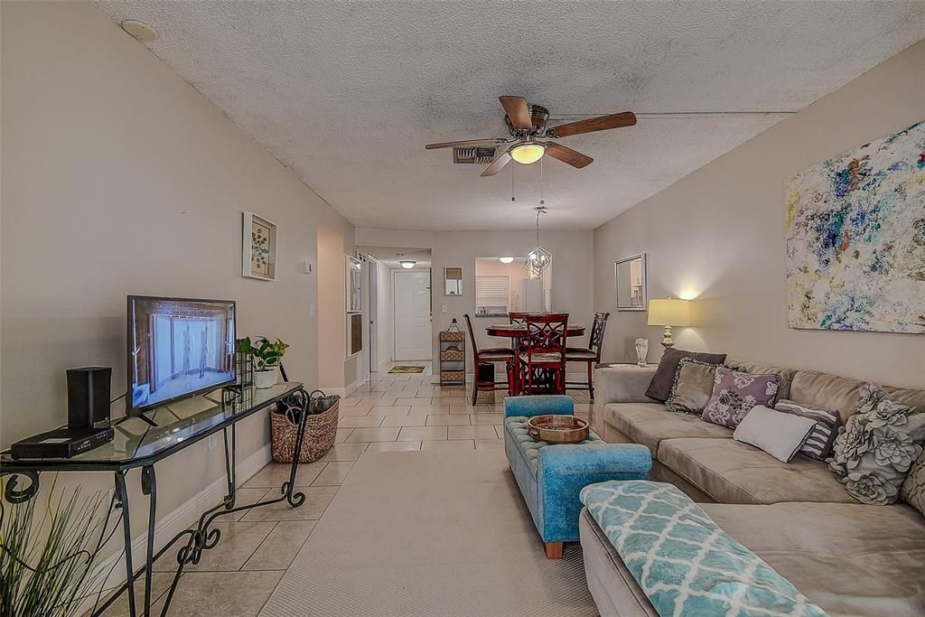 Active With Contract: $129,900 (2 beds, 1 baths, 817 Square Feet)