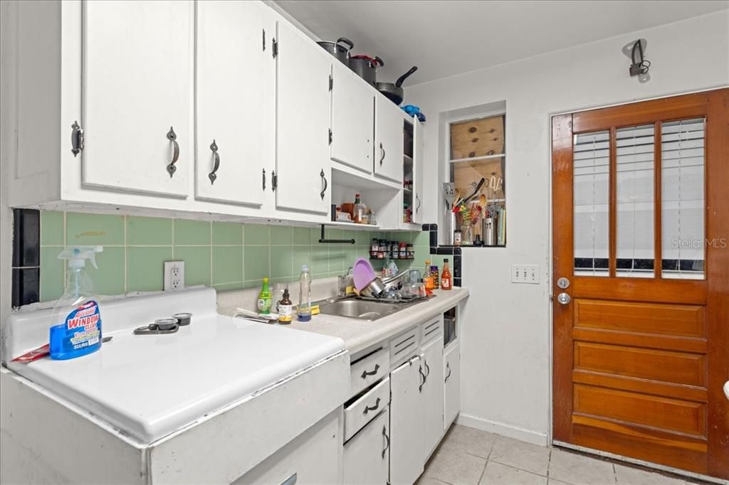 For Sale: $300,000 (2 beds, 2 baths, 1330 Square Feet)