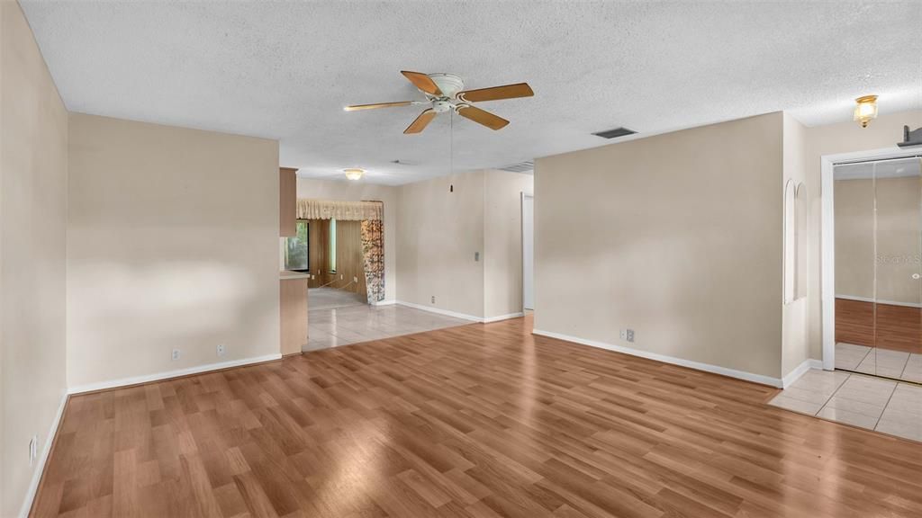 For Sale: $299,900 (2 beds, 2 baths, 1789 Square Feet)