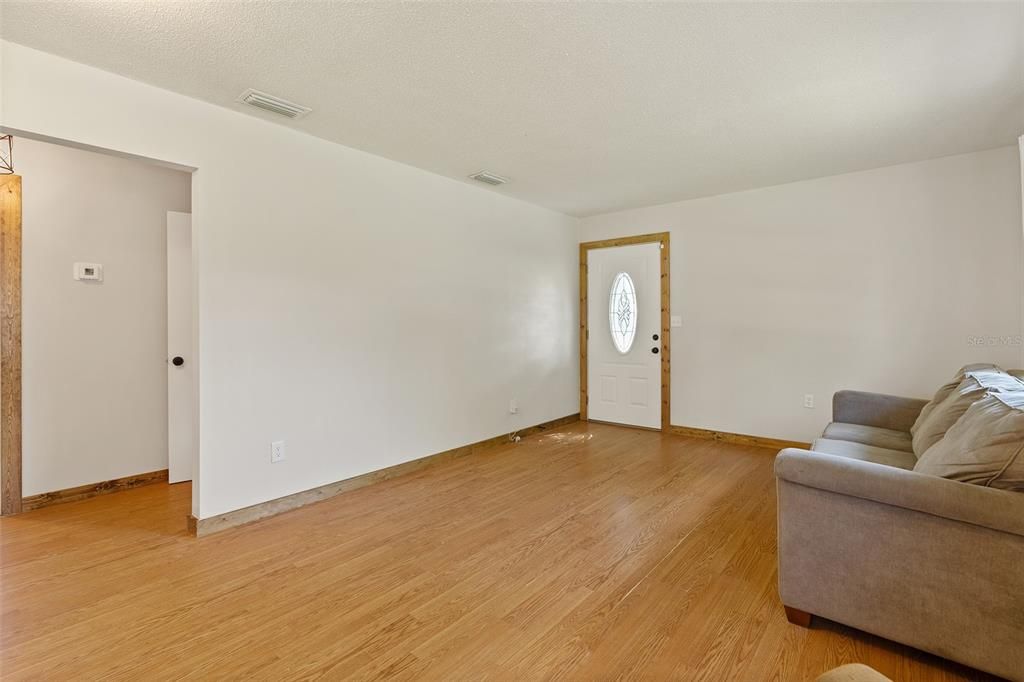 Active With Contract: $265,000 (2 beds, 1 baths, 832 Square Feet)