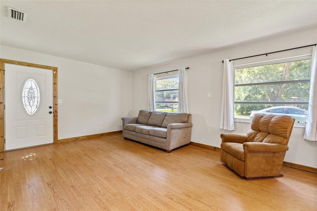 Active With Contract: $265,000 (2 beds, 1 baths, 832 Square Feet)