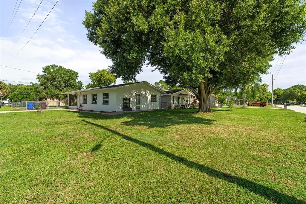 Active With Contract: $265,000 (2 beds, 1 baths, 832 Square Feet)