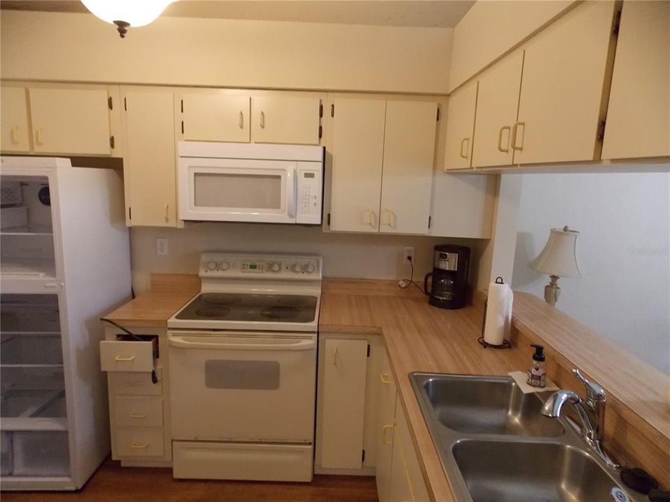 For Rent: $1,400 (2 beds, 2 baths, 891 Square Feet)