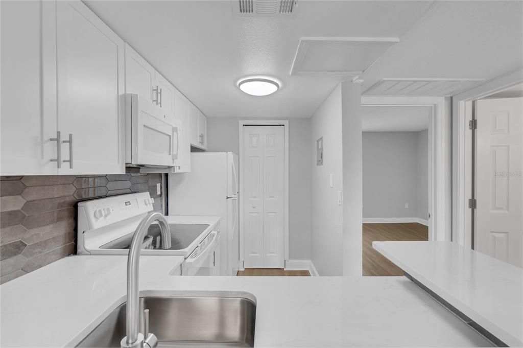 Active With Contract: $1,325 (1 beds, 1 baths, 633 Square Feet)