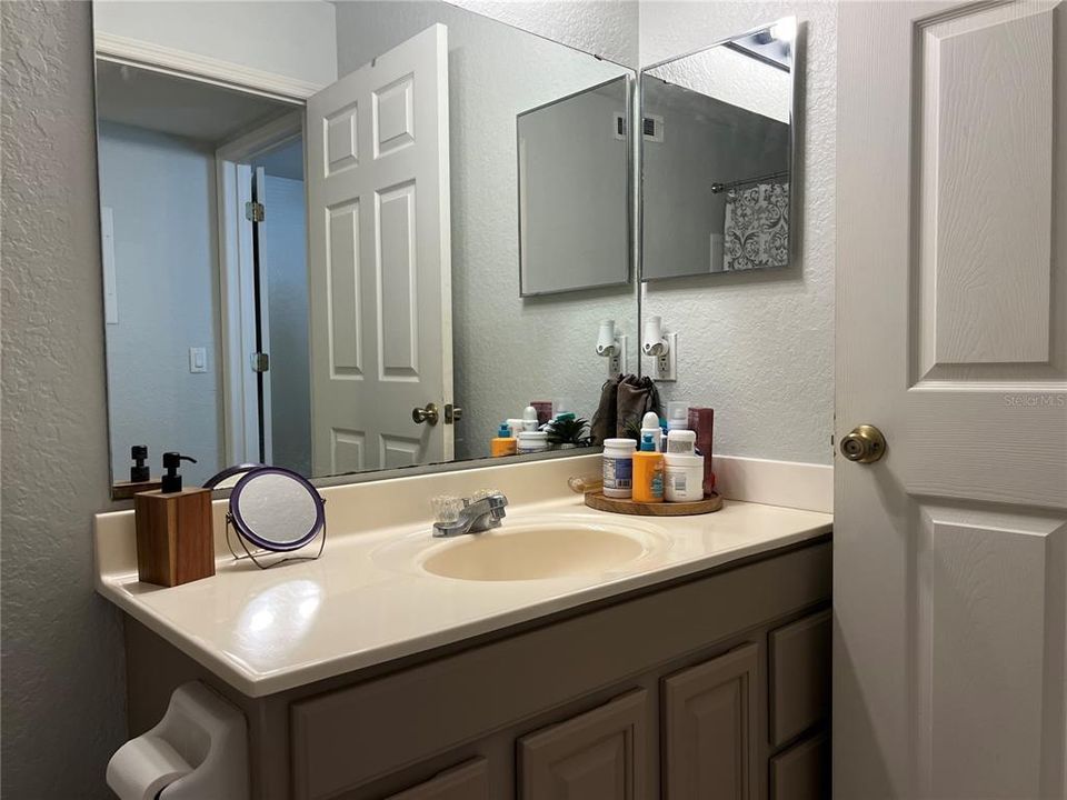 For Sale: $199,000 (1 beds, 1 baths, 861 Square Feet)