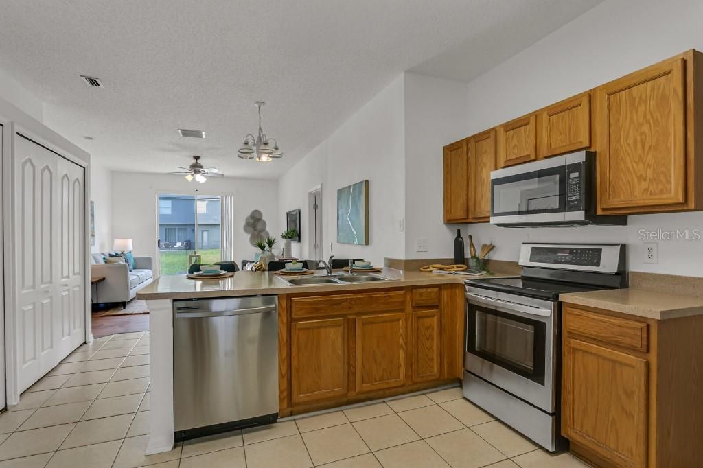 Active With Contract: $378,000 (3 beds, 2 baths, 1552 Square Feet)