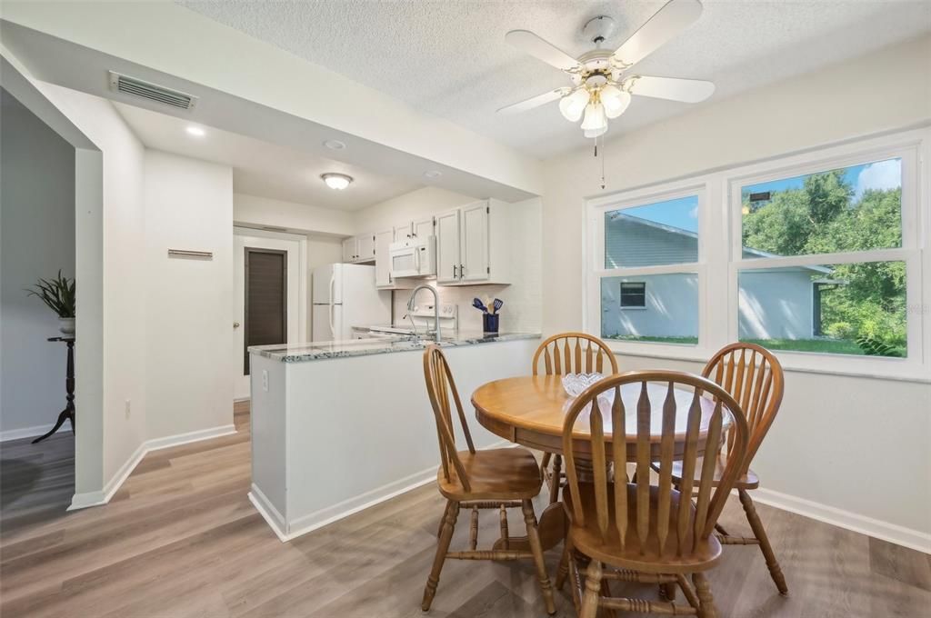 For Sale: $319,900 (2 beds, 2 baths, 1289 Square Feet)