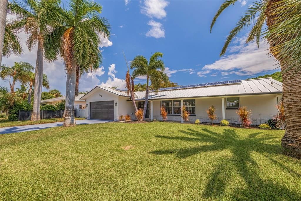 For Sale: $999,999 (4 beds, 2 baths, 1971 Square Feet)