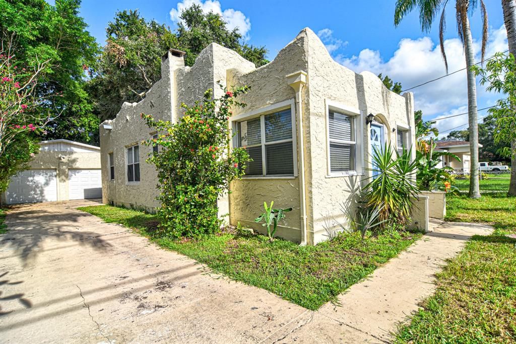 Active With Contract: $2,250 (3 beds, 2 baths, 1467 Square Feet)