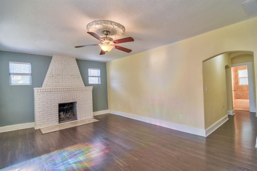 Active With Contract: $2,250 (3 beds, 2 baths, 1467 Square Feet)