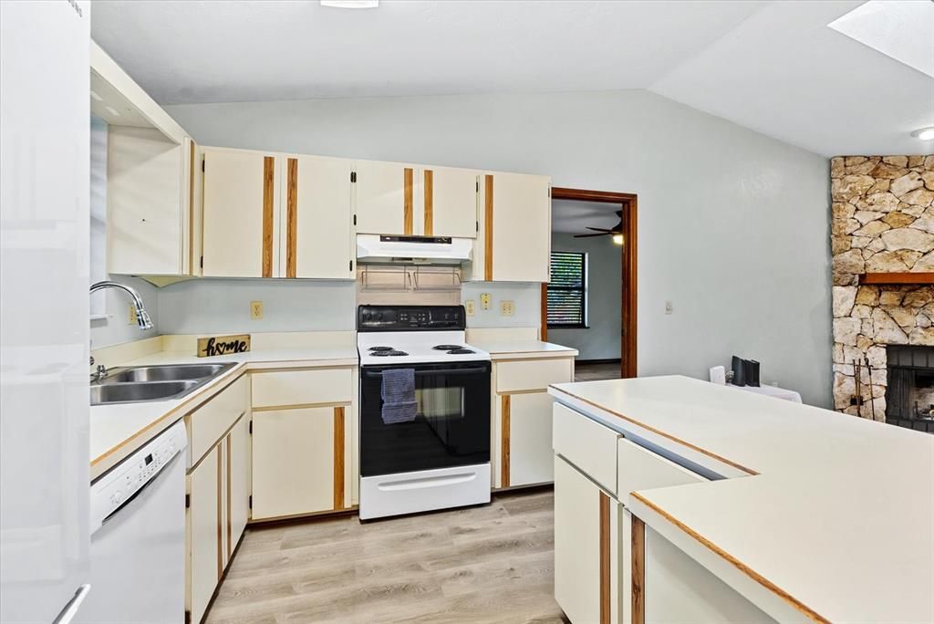 Active With Contract: $299,900 (3 beds, 2 baths, 1232 Square Feet)