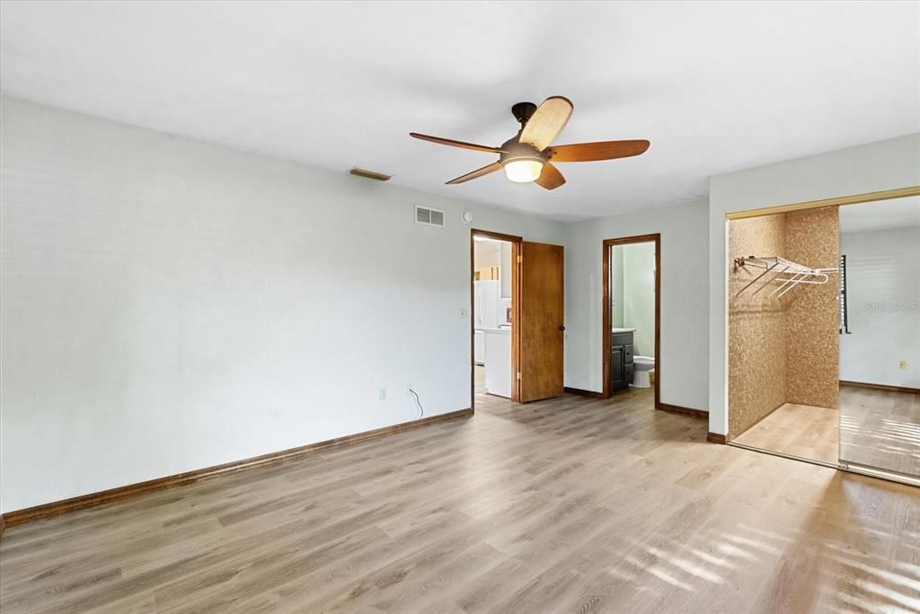 Active With Contract: $299,900 (3 beds, 2 baths, 1232 Square Feet)