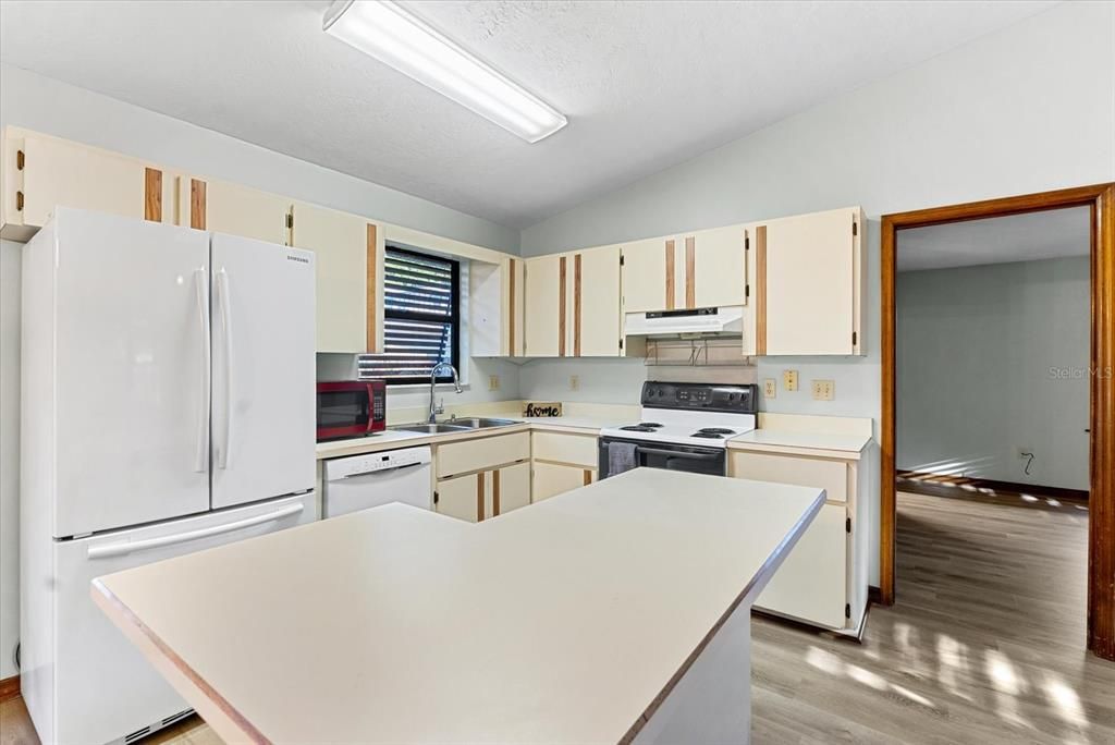 Active With Contract: $299,900 (3 beds, 2 baths, 1232 Square Feet)